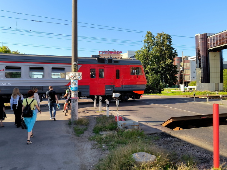 Поезд Екатеринбург — Челябинск столкнулся с мусоровозом на переезде под Аргаяшем