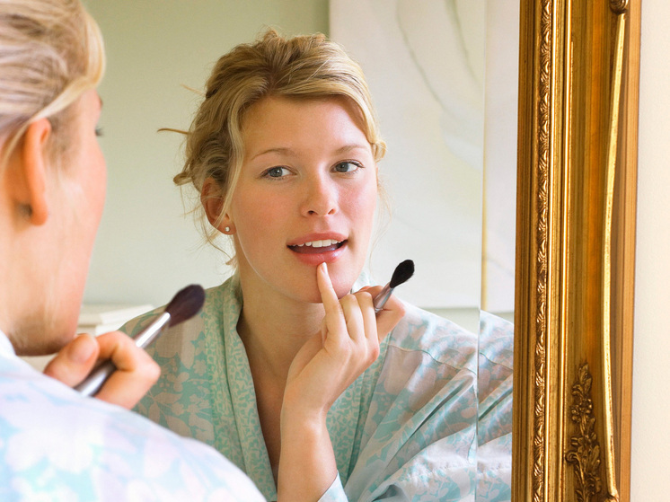 Новый тренд нанесения менструальной крови на лицо вызывает опасения у исследователей