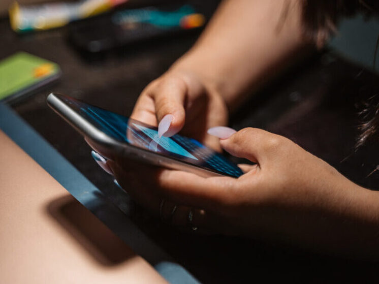 Эксперт объяснил, как распознать мошенников под видом курьеров