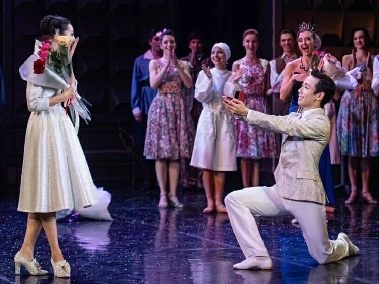 В Саратове на сцене театра сделали предложение японской актрисе