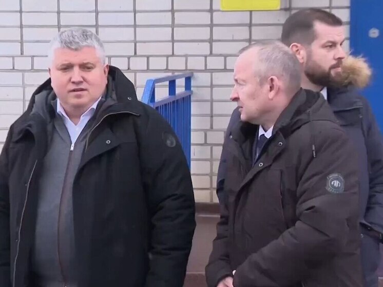 Дронов поручил благоустроить территорию возле ФСК в Батецком округе