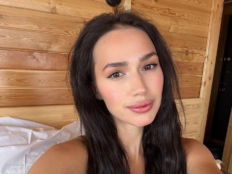 Известная российская фигуристка Алина Загитова приоткрыла завесу над личной жизнью. Олимпийская чемпионка показала шикарные букеты, посланные ее избранником.