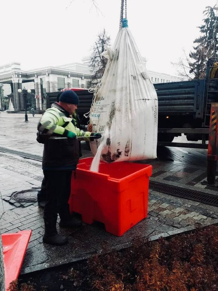 Пенза готовится к зиме: на главной пешеходной улице города появились «красные баки» против гололеда