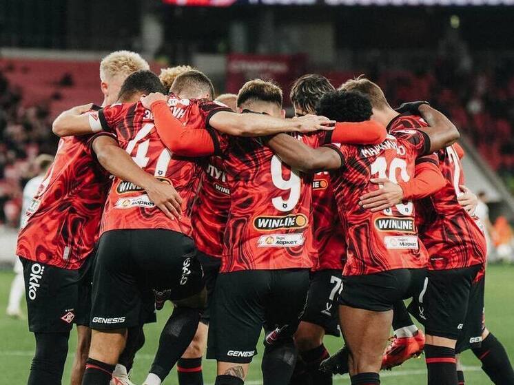 Набросим, как говорится, на вентилятор. У московского %22Спартака%22, 11 ноября 2025 года оставшегося без главного тренера после отставки сербского специалиста Деяна Станковича, по идее, должен быть богатый выбор претендентов на роль нового наставника, ведь это один из самых популярных российских клубов. Вполне вероятно, что у %22красно-белых%22 и правда %22нет отбоя от женихов%22, однако как минимум несколько потенциальных кандидатов уже отпало.