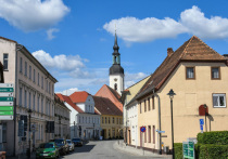 Окрестности Люббенау, тихого городка в Шпревальде, живописной местности на востоке ФРГ (80 километров к юго-востоку от Берлина), огласил рев мощной строительной техники: здесь, на месте давно закрытой угольной электростанции, когда-то самой большой в Европе, началось возведение крупнейшего в стране и на континенте дата-центра