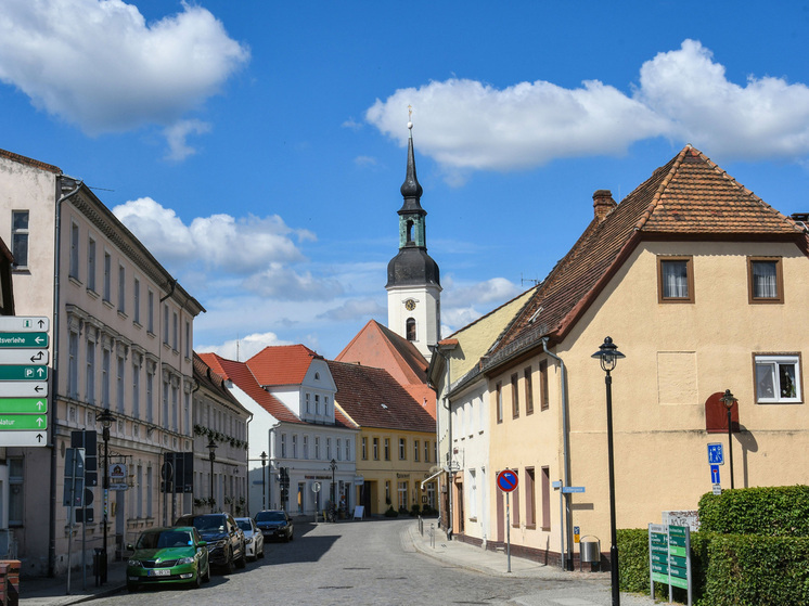 Окрестности Люббенау, тихого городка в Шпревальде, живописной местности на востоке ФРГ (80 километров к юго-востоку от Берлина), огласил рев мощной строительной техники: здесь, на месте давно закрытой угольной электростанции, когда-то самой большой в Европе, началось возведение крупнейшего в стране и на континенте дата-центра