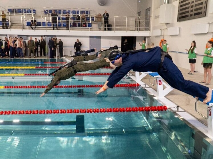 Спортсмены Северного флота соревновались в плавании с автоматом в Североморске