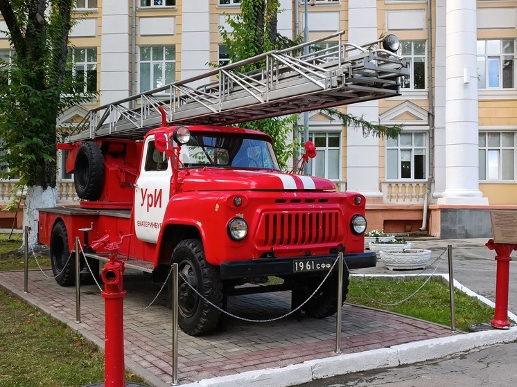 В Екатеринбурге пожар уничтожил три бани на ЕКАД