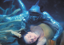 Огонь охватил оболочку воздушного шара, заползая по ней все дальше наверх