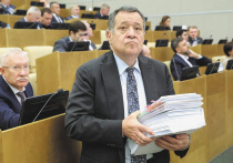 Госдума справилась с поправками в бюджет 2026–2028 гг. вдвое быстрее анонсированных Вячеславом Володиным 9 часов. Даже налоговые новации, включая буквально свалившийся на голову депутатам «технологический сбор», особых дискуссий не вызвали, а собственные поправки и критику Минфина озвучили только представители КПРФ и независимый депутат Оксана Дмитриева. Фракция эсеров решила впервые в истории поддержать бюджет во втором чтении. А в ЛДПР его назвали «сложным, но не чужим».