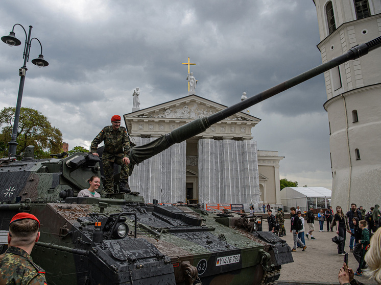 Германия, похоже, снова планирует подмять мир железной пятой. Канцлер ФРГ Фридрих Мерц заявил, что миропорядок, который существовал на протяжении последних 80 лет на Западе и 35 лет на Востоке, подошел к концу. А министр обороны Германии Писториус и вовсе объявил о «последнем мирном лете» из-за России. 