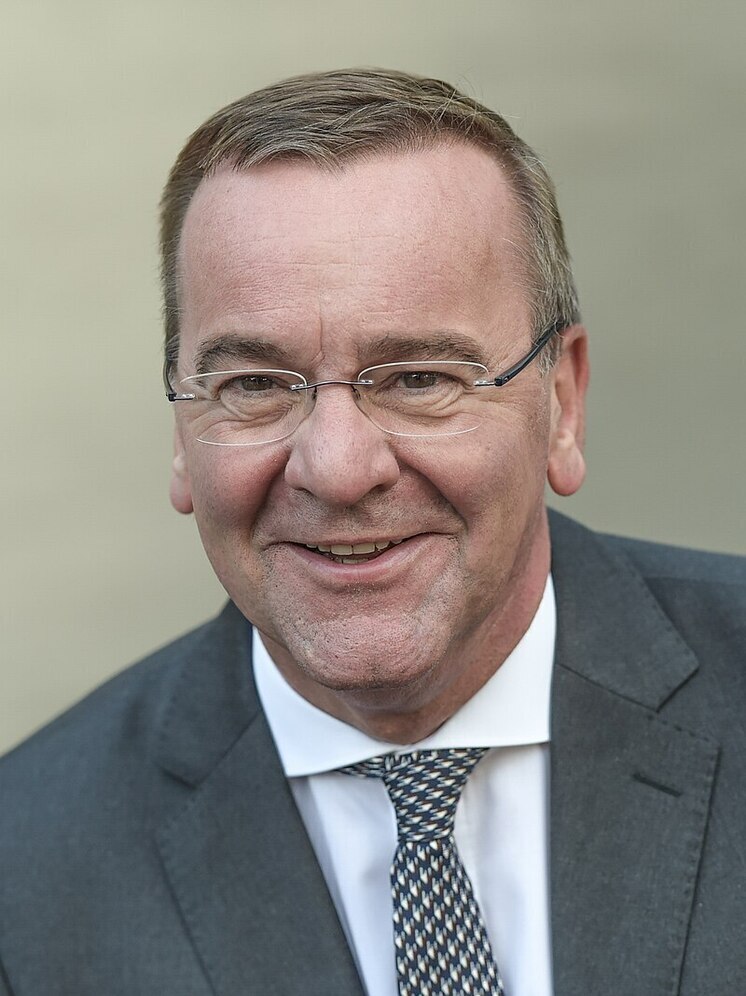 Bild: В Берлине облили вход в отель красной краской, протестуя против Писториуса