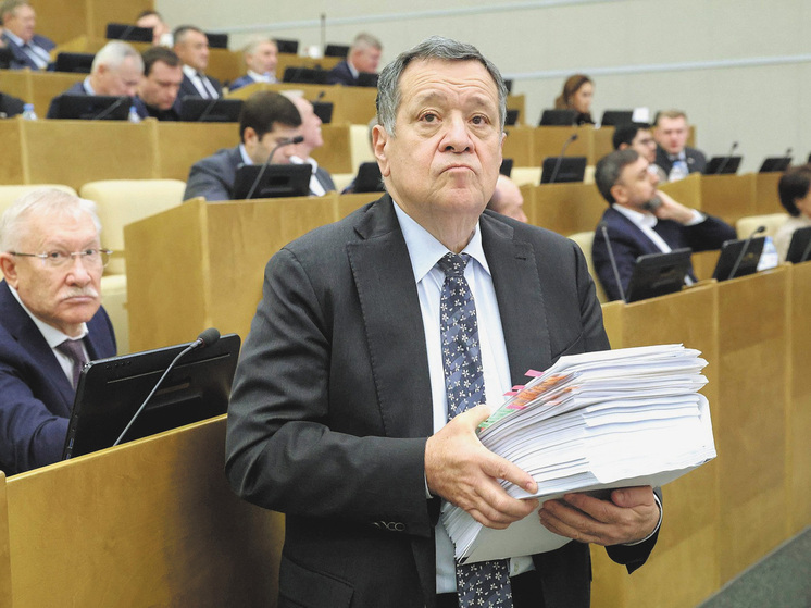 Госдума справилась с поправками в бюджет 2026–2028 гг. вдвое быстрее анонсированных Вячеславом Володиным 9 часов. Даже налоговые новации, включая буквально свалившийся на голову депутатам «технологический сбор», особых дискуссий не вызвали, а собственные поправки и критику Минфина озвучили только представители КПРФ и независимый депутат Оксана Дмитриева. Фракция эсеров решила впервые в истории поддержать бюджет во втором чтении. А в ЛДПР его назвали «сложным, но не чужим».