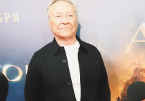 Звезды кино и телевидения приехали в столичный кинотеатр, чтобы посмотреть новый фильма Егора Михалкова-Кончаловского по роману Евгения Водолазкина «Авиатор»