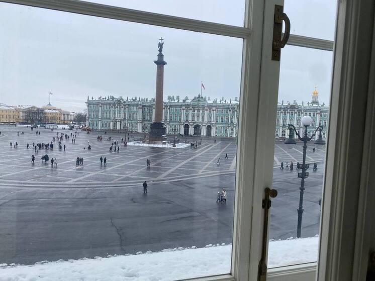 На Дворцовой площади начали строить восьмиметровую горку