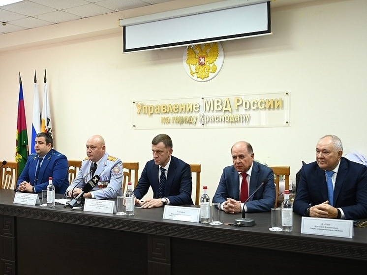 Евгений Наумов поздравил сотрудников полиции с профессиональным праздником