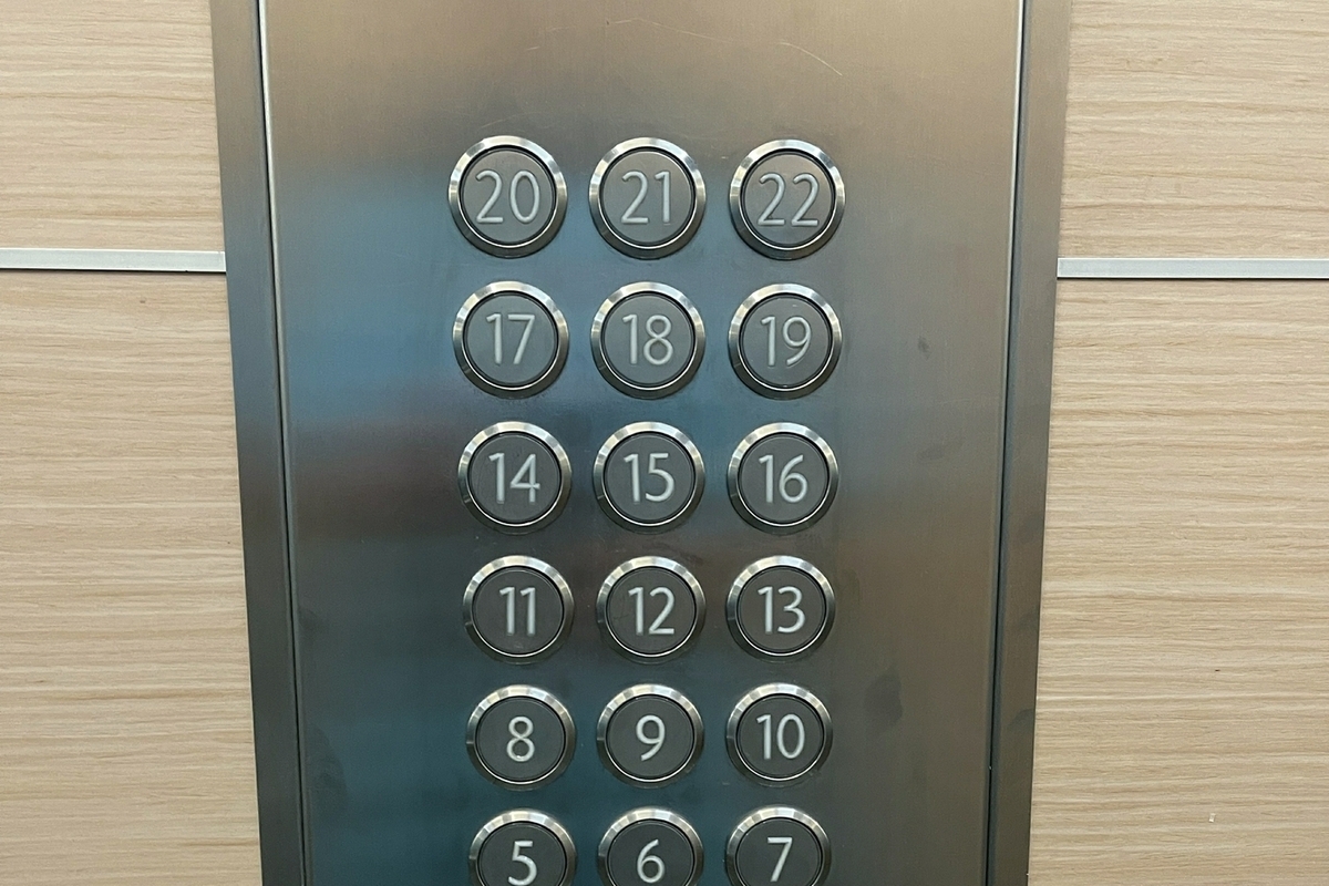 Сорвался лифт с детьми в городе России