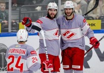 В регулярном чемпионате КХЛ во вторник состоялось семь увлекательных поединков. Основное внимание уральских поклонников было приковано к Челябинску, где «Трактор» в первом матче без Бенуа Гру принимал земляков и лидера сезона «Металлург». Взгляды же столичных болельщиков были прикованы к московскому дерби между «Динамо», у которого накануне также произошли серьезные изменения на тренерском мостике, и  «Спартаком». Репортаж «МК Спорт».