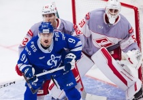 В Москве 18 ноября 2025 года «Спартак» обыграл «Динамо» со счётом 4:2. Накануне у бело-голубых тренера Кудашова сменил Козлов. Ни одна команда не реализовала большинство, несмотря на 8 минут численного преимущества у «Спартака» и 2 минут у «Динамо».