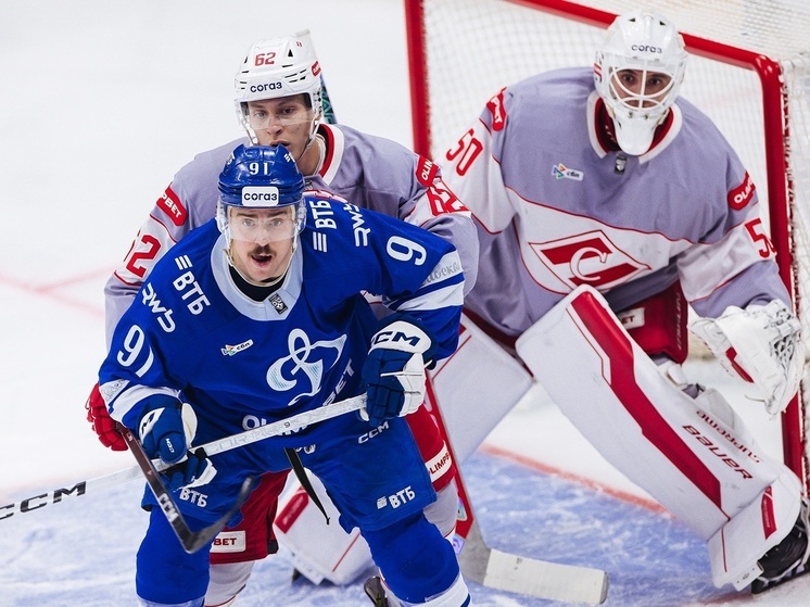 В Москве 18 ноября 2025 года «Спартак» обыграл «Динамо» со счётом 4:2. Накануне у бело-голубых тренера Кудашова сменил Козлов. Ни одна команда не реализовала большинство, несмотря на 8 минут численного преимущества у «Спартака» и 2 минут у «Динамо».