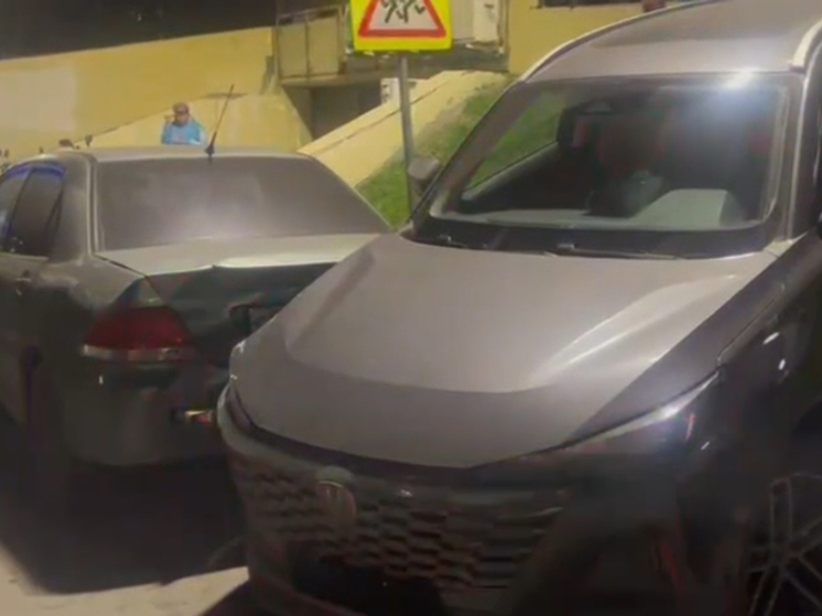 В Ростове водитель «Мерседес Бенц» врезался в два авто и скрылся с места ДТП