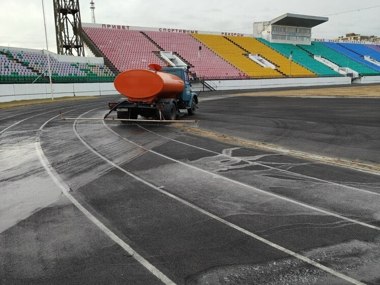 В спорткомплексе «Саяны» заливают идеальную ледовую площадку