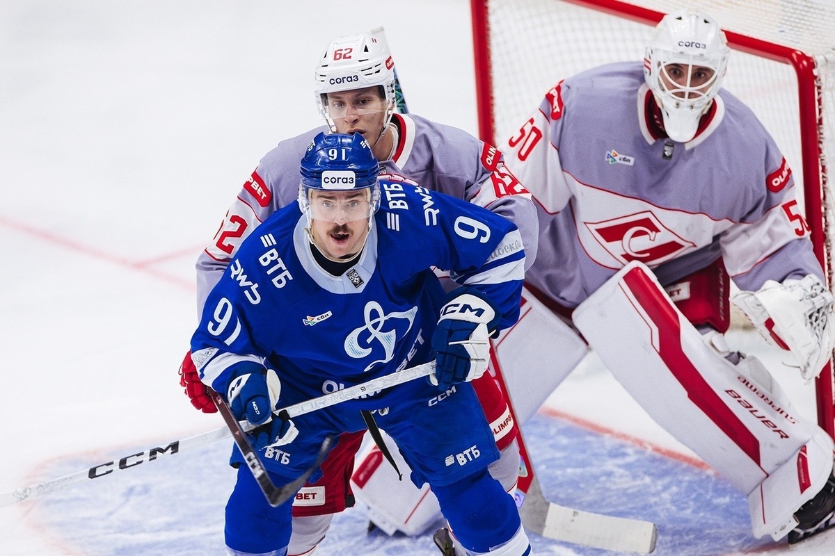 В Москве 18 ноября 2025 года «Спартак» обыграл «Динамо» со счётом 4:2. Накануне у бело-голубых тренера Кудашова сменил Козлов. Ни одна команда не реализовала большинство, несмотря на 8 минут численного преимущества у «Спартака» и 2 минут у «Динамо».