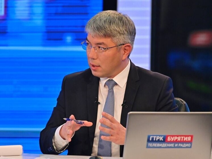 В минувшую субботу состоялся прямой эфир главы Бурятии Алексея Цыденова, где он в течение двух часов отвечал на вопросы жителей республики, поступающие в студию через соцсети. Вопросы можно было задать и заранее — в соцсетях и новостях республики всю предыдущую неделю анонсировали мероприятие, таким образом, еще до начала эфира главе региона поступило более 1500 вопросов, а к концу их было уже 1860.