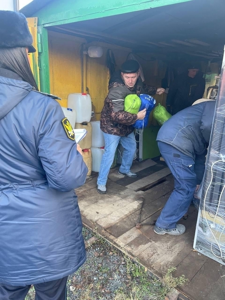 В Ярославле супругам пришлось делить тренажеры и спальники при помощи приставов