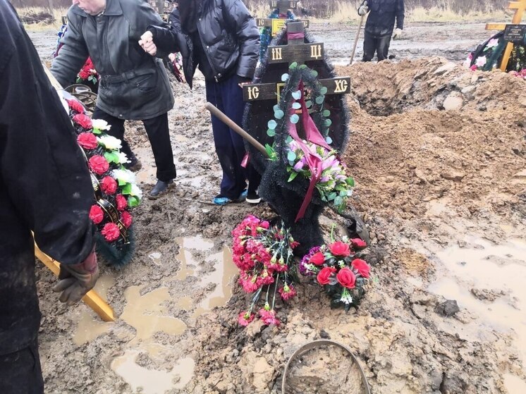 В Ярославле утонуло в грязи Осташинское кладбище