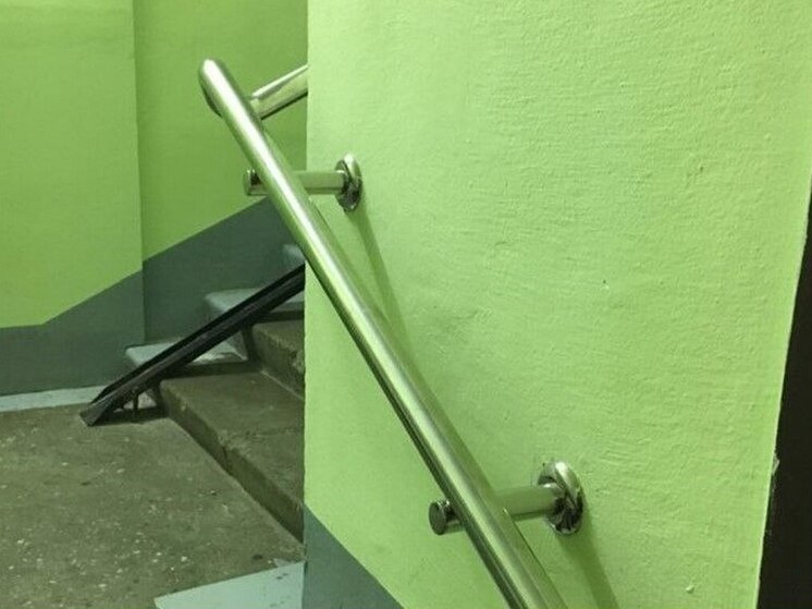 В Бурятии прокуратура помогла  участнику СВО установить поручни в подъезде