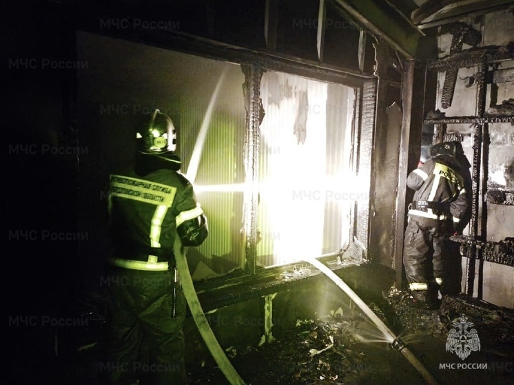 Частный ангар горел в свердловском поселке Прохладный