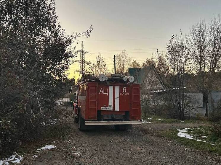 В Алтайском крае ночью загорелся частный двухквартирный дом