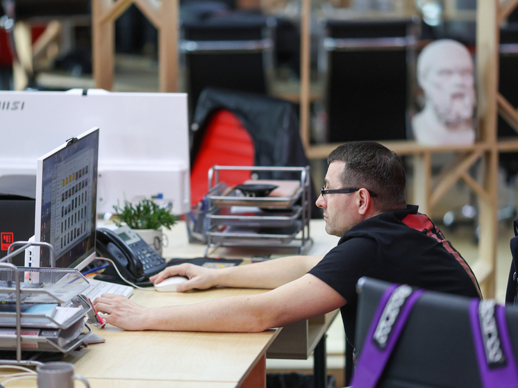 Юрист Санина: работник имеет право спать на рабочем месте во время перерыва