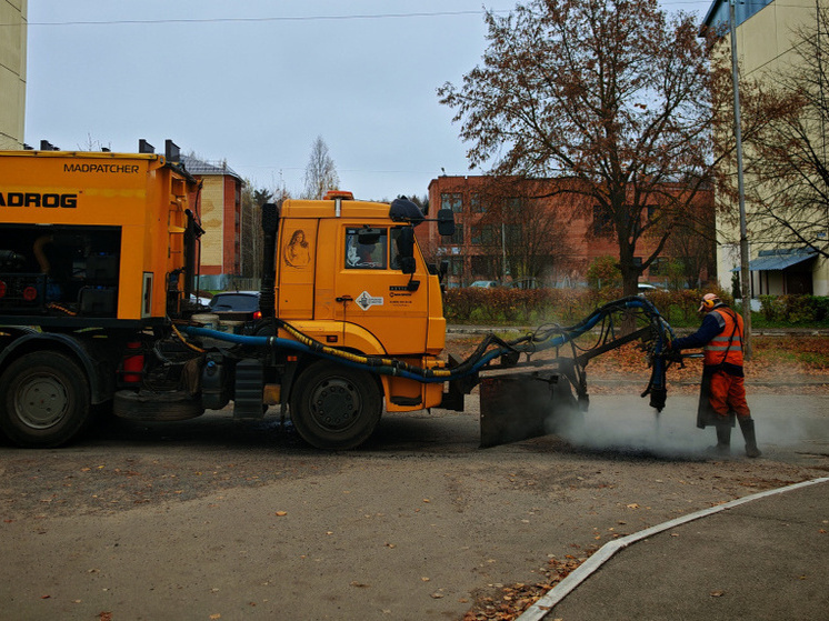 В Костроме дорожники устраняют повреждения асфальтового покрытия трасс