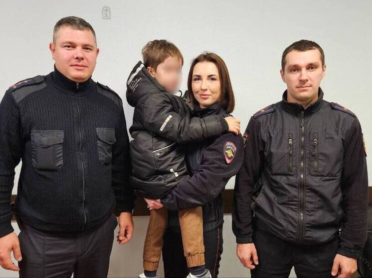 Курские полицейские спасли 6-летнего ребенка и его отца из горящей квартиры