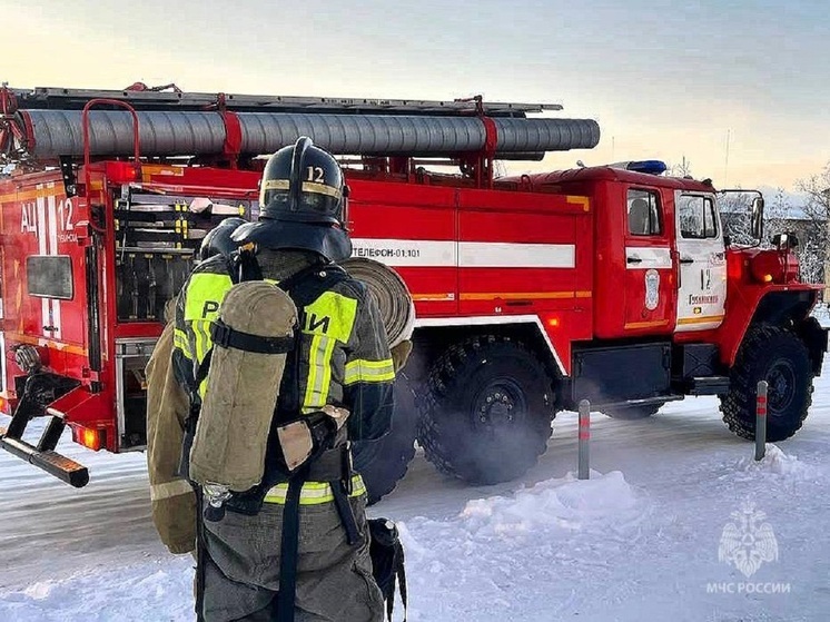 Пожарные спасли человека из горящей квартиры в Тарко-Сале