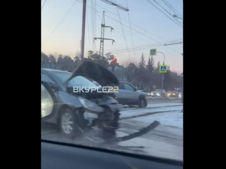 В Барнауле легковушки столкнулись и вылетели на трамвайные пути