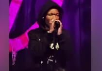 Сообщается, что американский певец D4vd (произносится как Дэвид) идентифицирован как подозреваемый в смерти девочки-подростка, найденной в машине Tesla. Источники в полиции Лос-Анджелеса сообщают NBC4, что певец не сотрудничал с расследованием смерти 15-летней Селесты Ривас