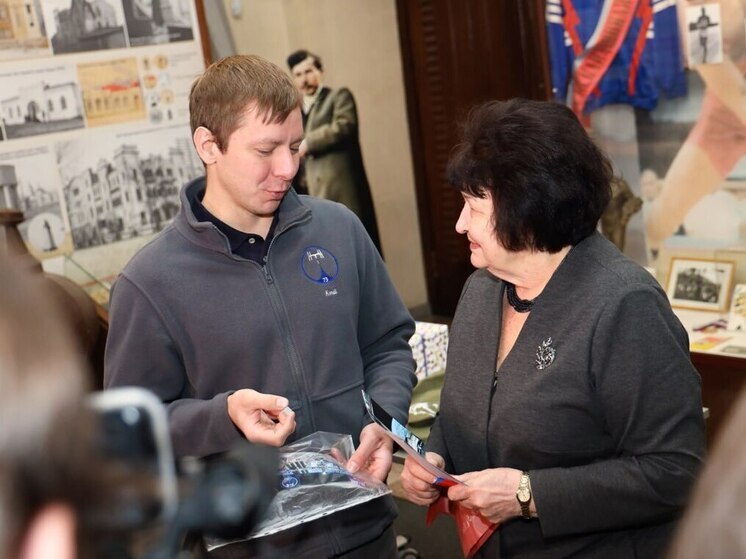 Космонавт Кирилл Песков передал краеведческому музею личные вещи из космоса