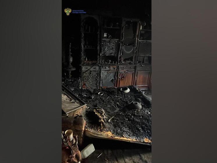 Два человека стали жертвами пожара в квартире на западе Москвы в среду утром