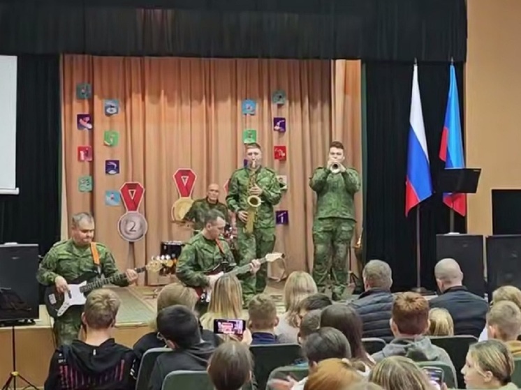 В Луганском государственном училище олимпийского резерва выступил военный оркестр