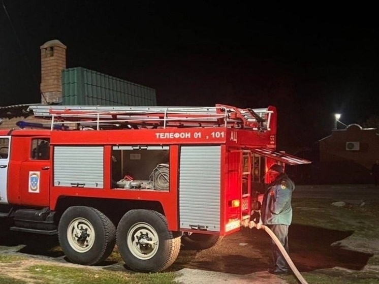 Две пожарные машины тушили пожар в частном доме в Таганроге