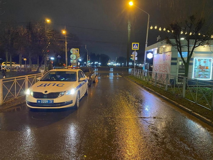В центре Йошкар-Олы машина сбила женщину – нарушительницу ПДД