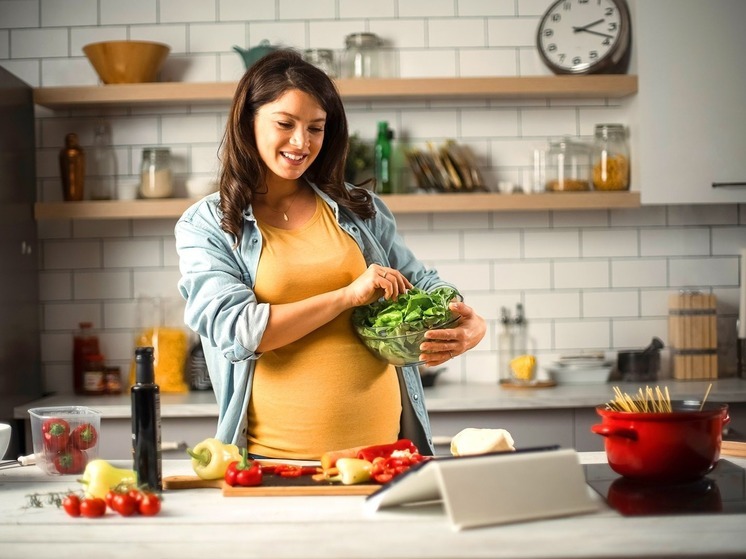 Почему завтра беременным в Калмыкии нельзя есть на ходу