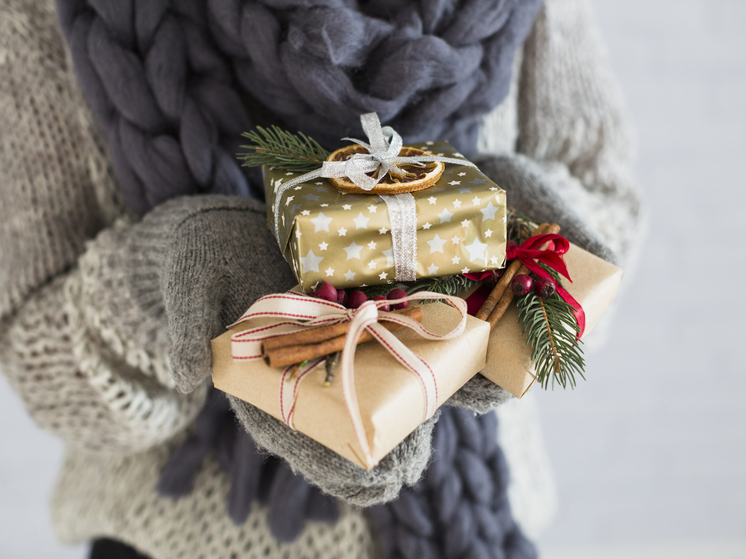 Жители Красноярска планируют потратить на новогодние подарки в среднем 12 000 рублей