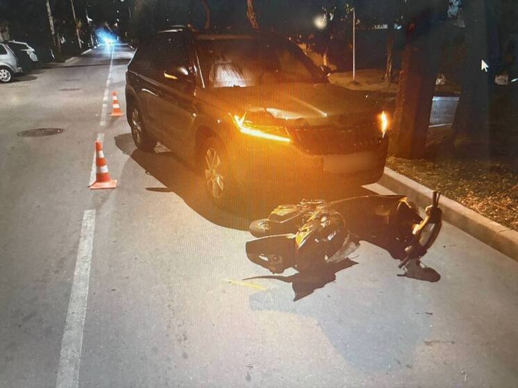 В Евпатории 15-летний мопедист врезался в кроссовер