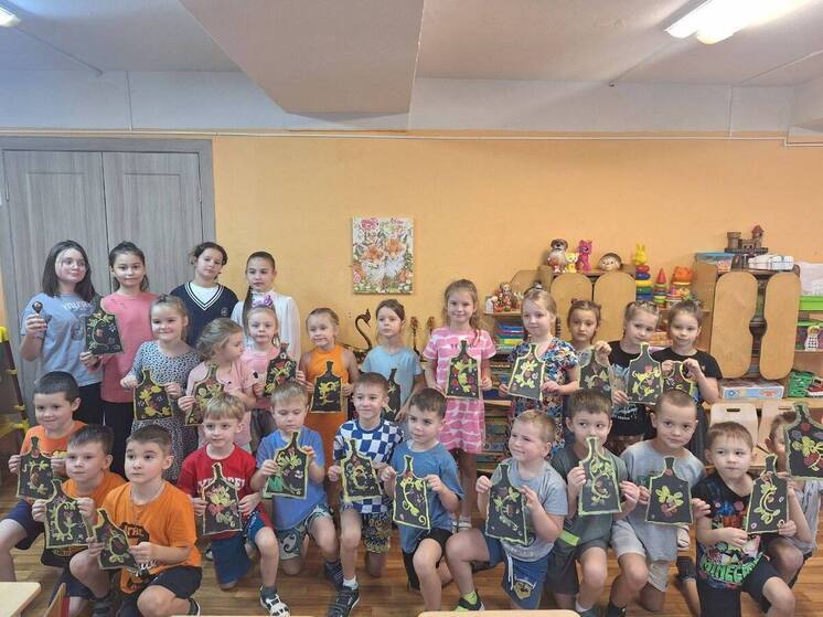 Юные художники из Серпухова познакомили дошколят с волшебством хохломской росписи