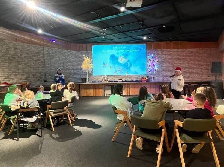 Юные серпуховичи поздравили Деда Мороза с днем рождения