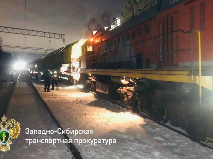 В Томске сошли с рельсов тепловоз и снегоуборочная машина